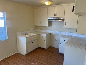 1451 W 105th St, Unit 2 in Los Angeles, CA - Foto de edificio - Building Photo