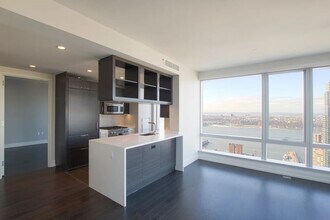555 10th Ave in New York, NY - Building Photo - Building Photo