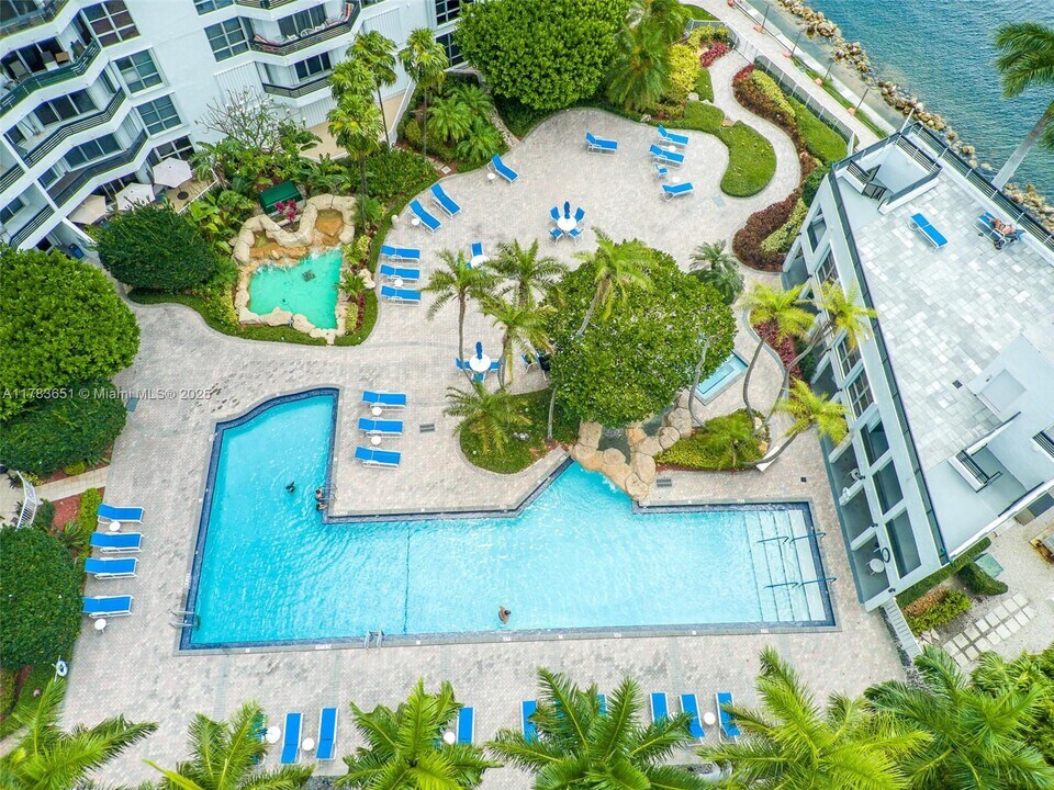 3600 Mystic Pointe Dr, Unit 811 in Aventura, FL - Building Photo