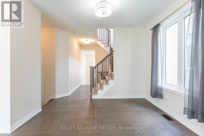 305 Everglade Way in Ottawa, ON - Building Photo - Building Photo