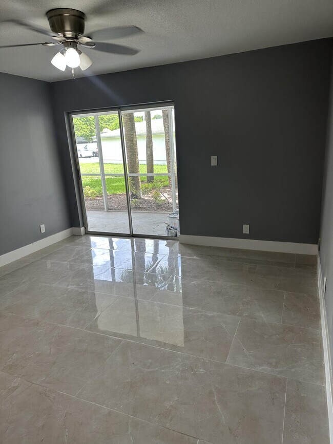 5720 Rock Island Rd in Tamarac, FL - Building Photo - Building Photo