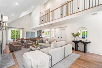 4 Carriage Ln in Southampton, NY - Building Photo - Building Photo