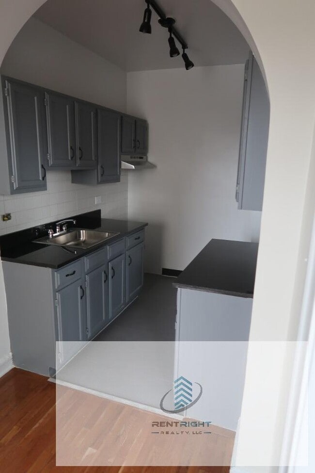 property at 426 W Briar Pl