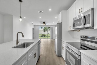 1004 Stinson St in Leesburg, FL - Foto de edificio - Building Photo