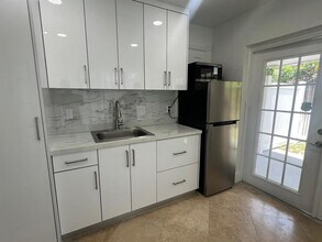 2001 NW 35th St, Unit B in Oakland Park, FL - Building Photo - Building Photo