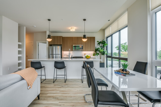 Loomis Crossing Apartments in Greenfield, WI - Foto de edificio - Interior Photo