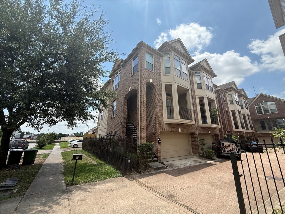 2010 Rosedale St in Houston, TX - Building Photo