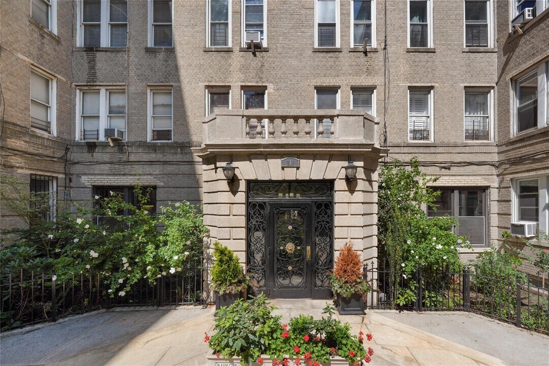 811 Walton Ave in Bronx, NY - Building Photo