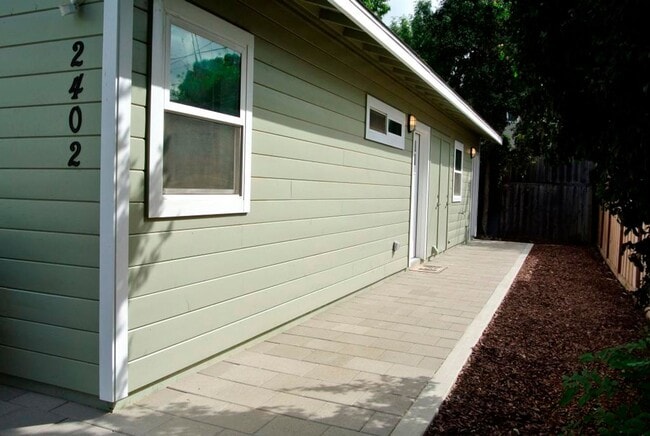 2402 Buena Vista Cir in Carlsbad, CA - Foto de edificio - Building Photo
