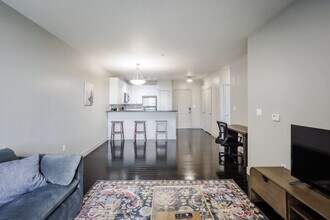 121 E Freedom Way in Cincinnati, OH - Building Photo - Building Photo