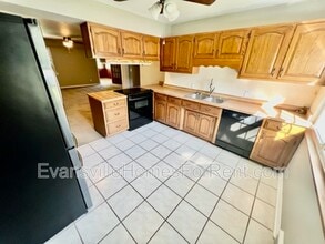 4624 New Harmony Rd in Evansville, IN - Foto de edificio - Building Photo