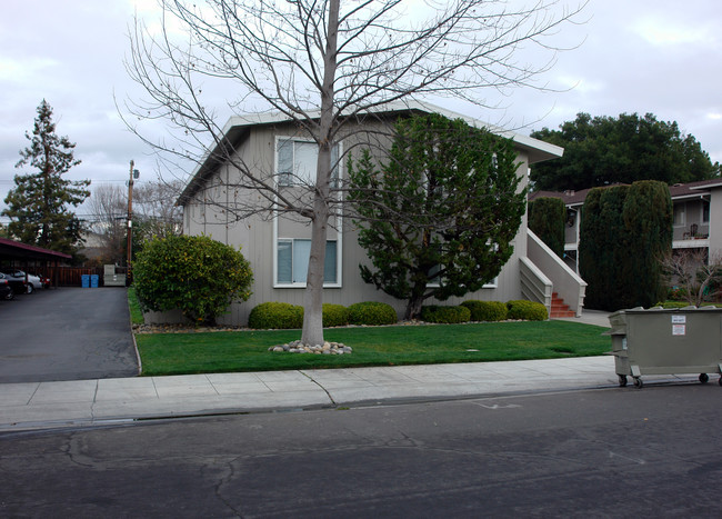 Plum Tree Apartments in Palo Alto, CA - Building Photo - Building Photo