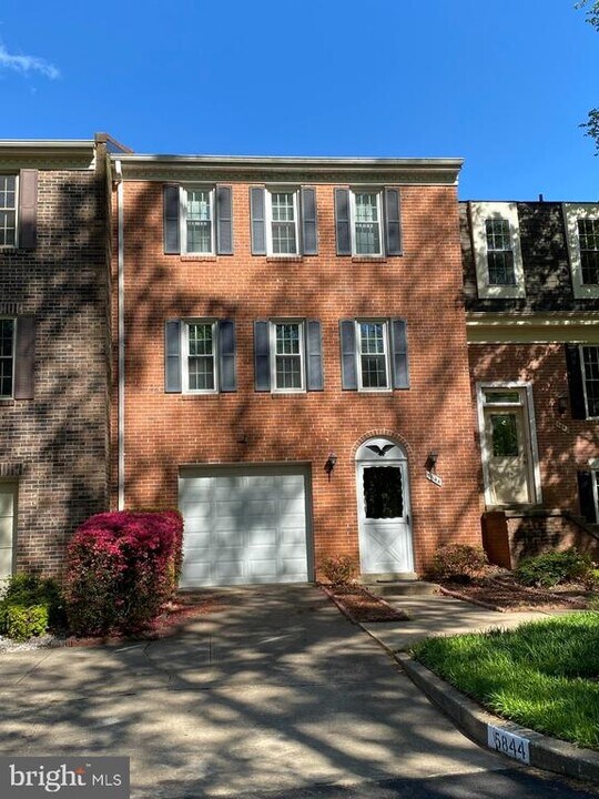 5844 Kara Pl in Burke, VA - Building Photo