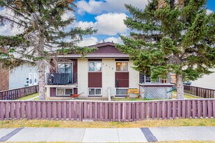 7915B Bowness Rd NW in Calgary, AB - Building Photo
