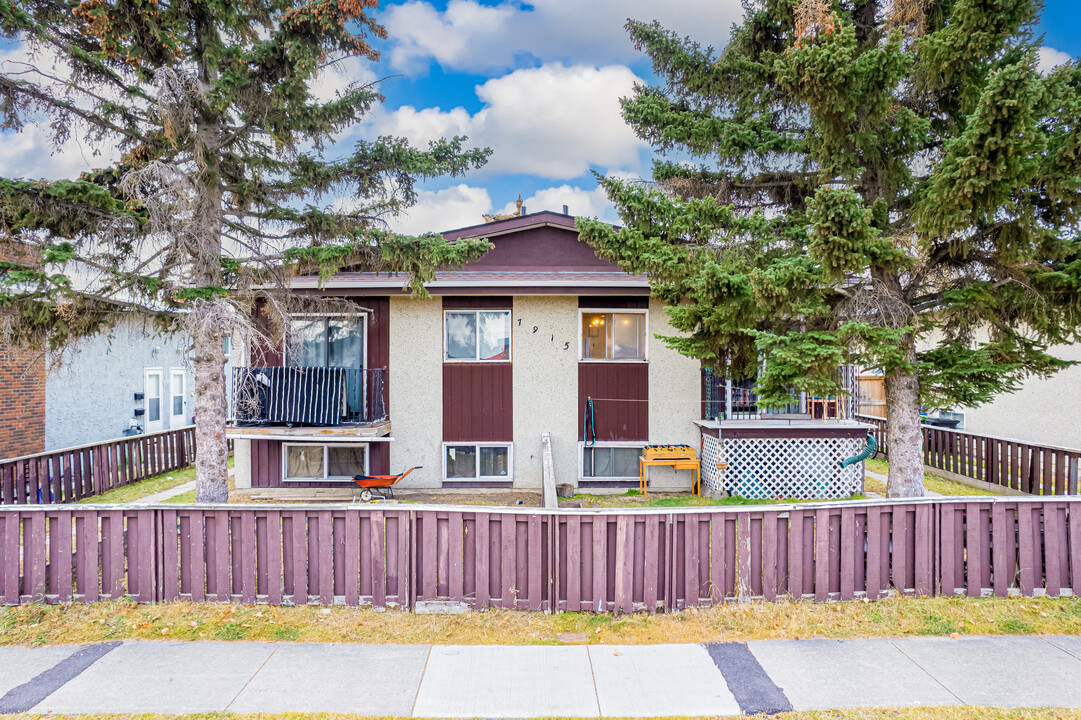 7915B Bowness Rd NW in Calgary, AB - Building Photo