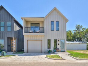 10 S Howard St in Edmond, OK - Building Photo - Building Photo