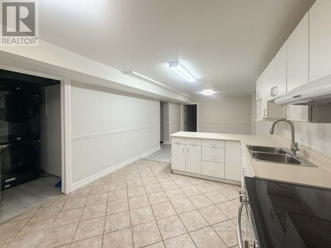 130 Kingslake Rd in Toronto, ON - Building Photo - Building Photo