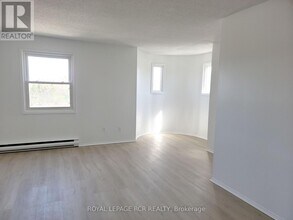 2 Orchard Heights Blvd in Aurora, ON - Building Photo - Building Photo