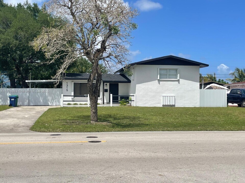 1315 NE 199th St in Miami, FL - Building Photo