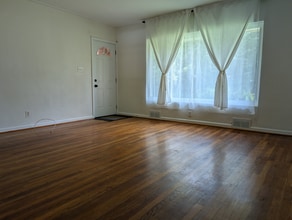 2176 W Ponce de Leon Ave in Decatur, GA - Foto de edificio - Building Photo
