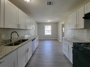 4909 Holloway Dr in Houston, TX - Building Photo - Building Photo