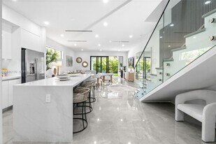 325 SW 16th St in Fort Lauderdale, FL - Building Photo