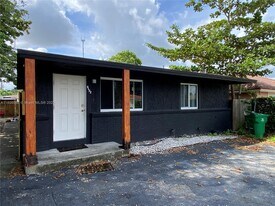 6132 SW 39th St in Miramar, FL - Building Photo