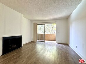 15425 Sherman Way in Los Angeles, CA - Building Photo - Building Photo