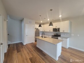 101 Eberle Ter in Sayreville, NJ - Foto de edificio - Building Photo