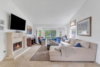 5050 Golden Nugget Way in Oak Park, CA - Foto de edificio - Building Photo