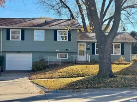 2207 18th St in Bettendorf, IA - Building Photo