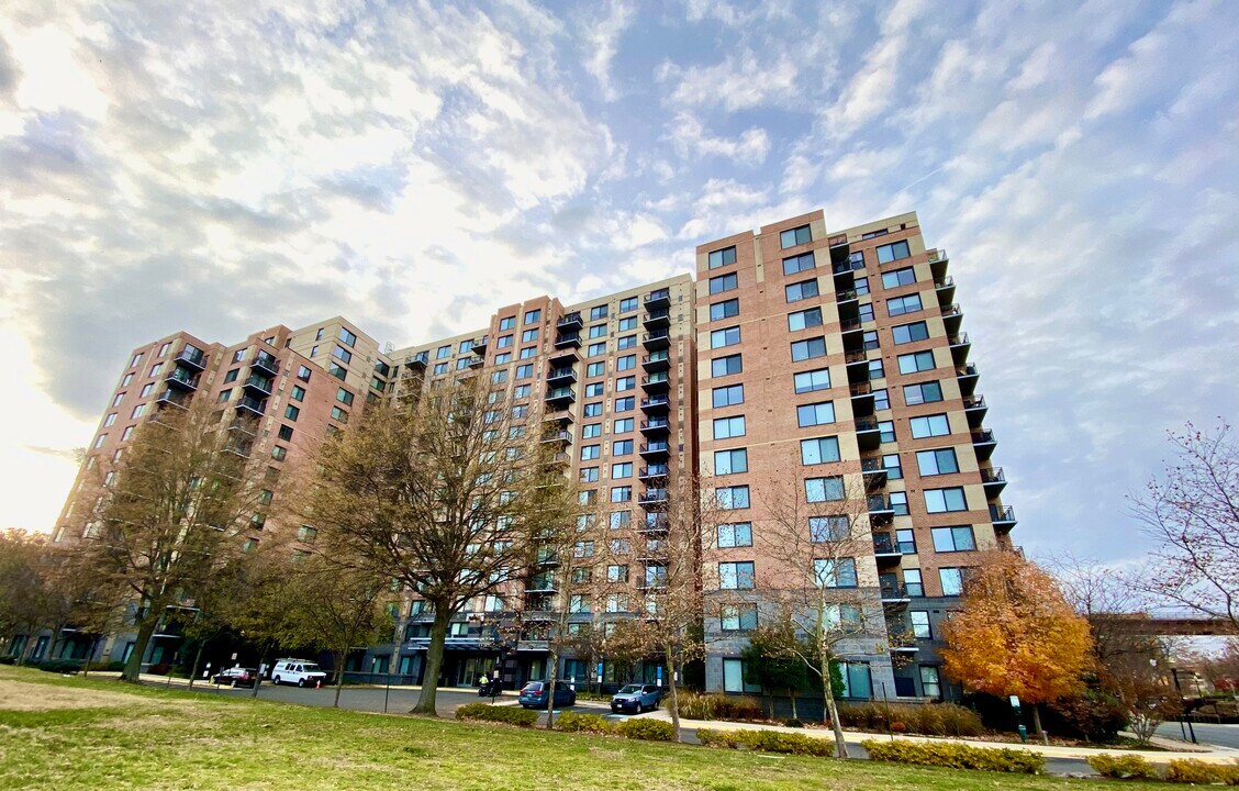 2451 Midtown Ave, Unit 1408 in Alexandria, VA - Foto de edificio