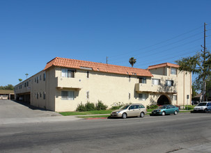 El Cadiz in Oxnard, CA - Foto de edificio - Building Photo