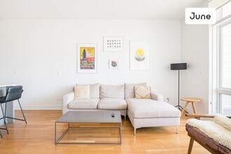 2048 W Chicago Ave in Chicago, IL - Building Photo - Building Photo