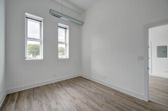 4749 N Western Ave, Unit 205 in Chicago, IL - Building Photo - Building Photo