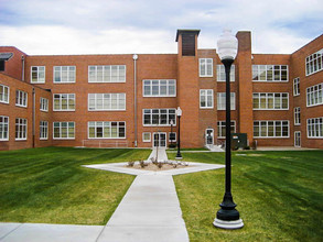 Old Walnut in Grand Island, NE - Foto de edificio - Building Photo