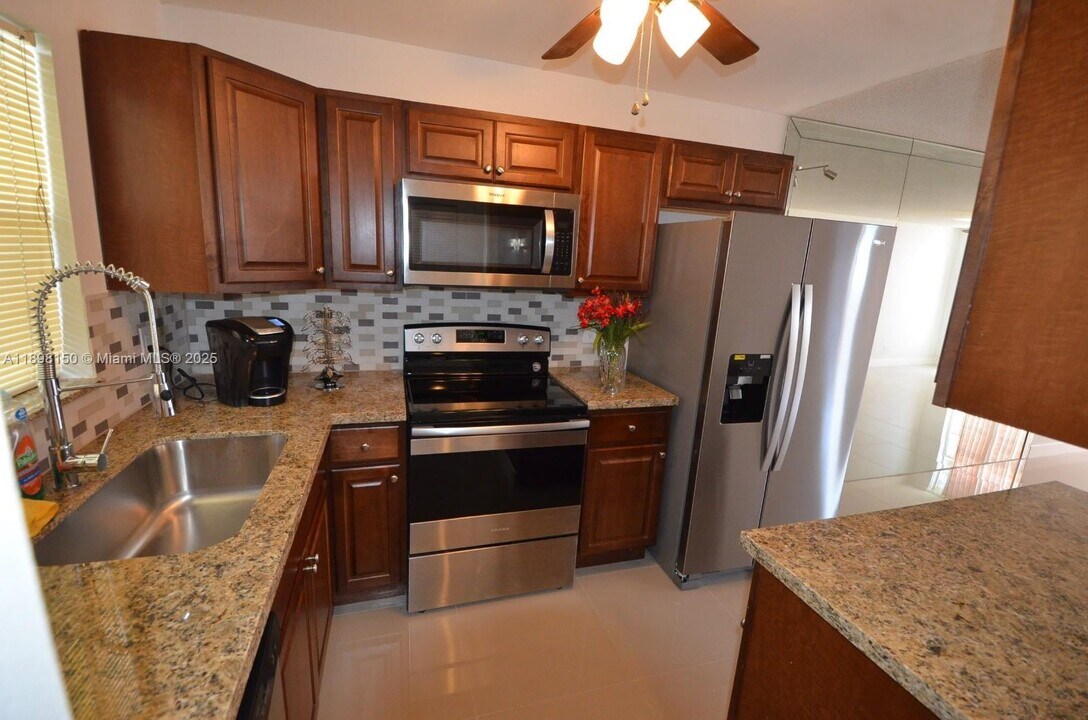 9949 Sandalfoot Blvd in Boca Raton, FL - Building Photo