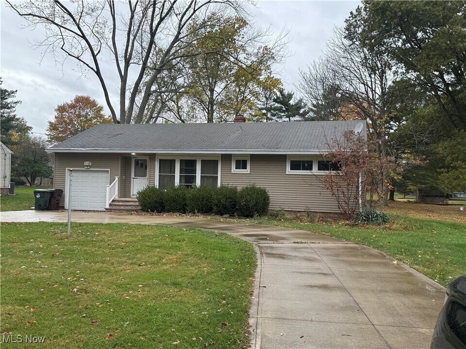 2730 Columbia Rd in Westlake, OH - Building Photo