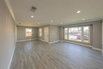 14947 Chatsworth St in Mission Hills, CA - Foto de edificio - Building Photo