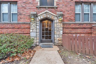 7557 Buckingham Dr in Clayton, MO - Building Photo