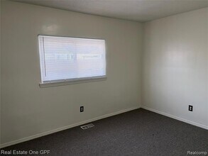 14960 Alberta Ave, Unit 805 in Warren, MI - Foto de edificio - Building Photo