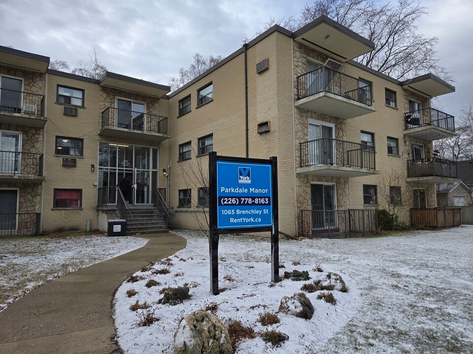 Parkdale Manor in Sarnia, ON - Building Photo