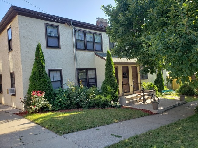 1818 Pleasant St, Unit 1818 in Des Moines, IA - Building Photo - Building Photo