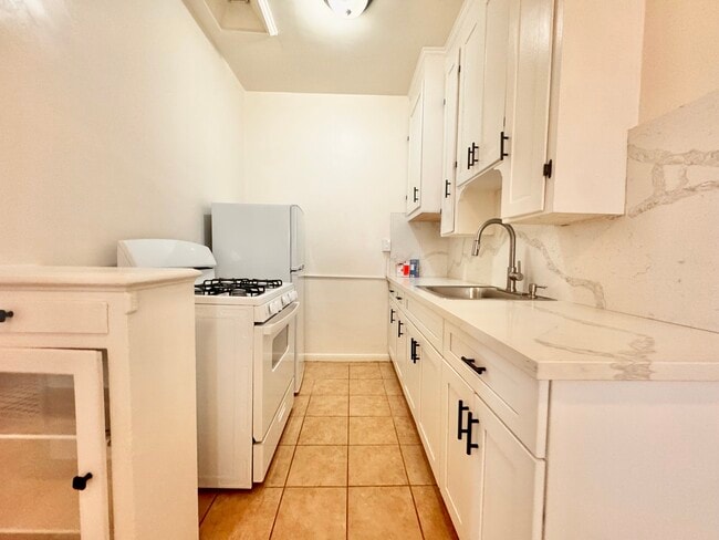 608 S Dunsmuir Ave in Los Angeles, CA - Building Photo - Building Photo