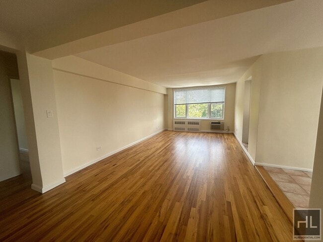 GRAND CENTRAL PARKWAY, Unit 3B in Queens, NY - Foto de edificio - Building Photo