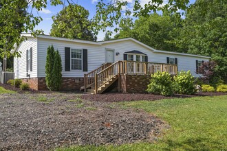 83 N Henderson Rd in Travelers Rest, SC - Foto de edificio - Building Photo