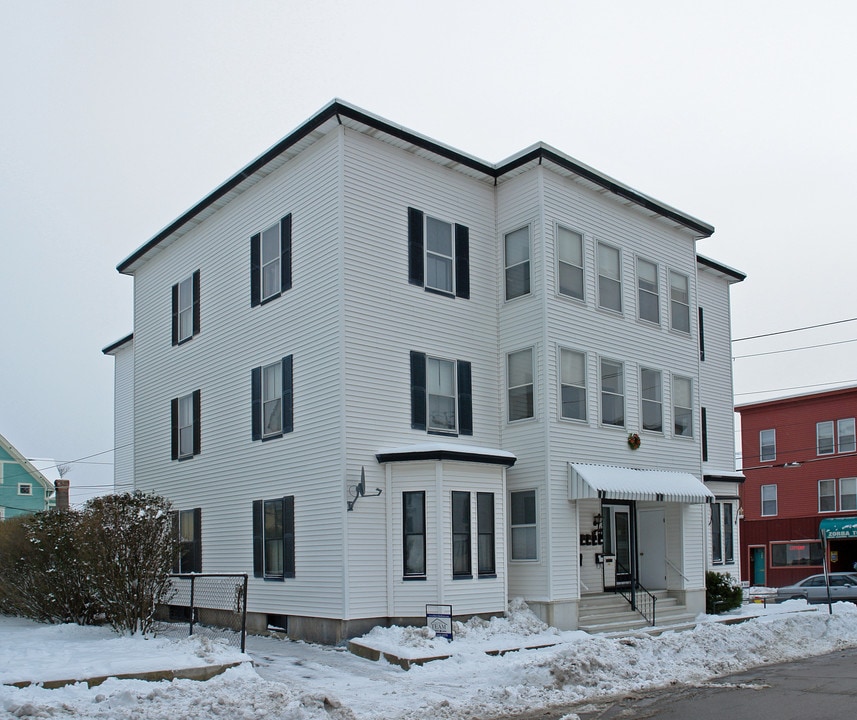 413 Dubuque St in Manchester, NH - Building Photo