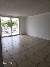 6950 Miami Gardens Dr in Hialeah, FL - Building Photo - Building Photo