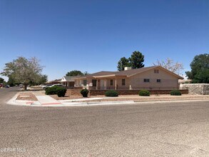 1600 Vista Real Dr in El Paso, TX - Building Photo - Building Photo