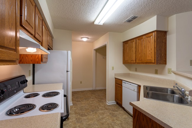 Jac Lyn Apartments in Moultrie, GA - Building Photo - Interior Photo